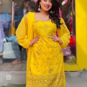 Lancement d'un nouveau design haut pantalon avec ensemble Dupatta fausse georgette avec broderie de séquence travail avec robe fantaisie à manches ballon - Product Image 1