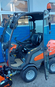 Achetez la tondeuse frontale diesel Husqvarna P525DX 4x4 avec plateau de 155 cm et souffleuse à neige – Fournisseur de tondeuses professionnelles pour l'aménagement paysager - Product Image 4