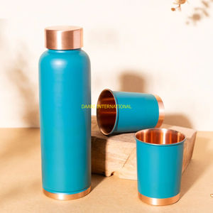 Bouteille d'eau en cuivre vert mat avec 2 gobelets de boisson ayurvédique étanche pour un usage quotidien, un voyage au bureau et des cadeaux - Product Image 4