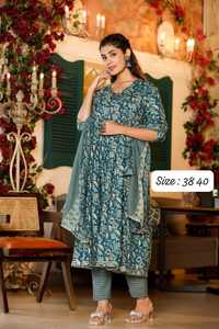 Démarquez-vous de la foule et faites une déclaration de mode avec cet ensemble de costume zari détaillé en dentelle Deep Sapphire au prix de gros - Product Image 6