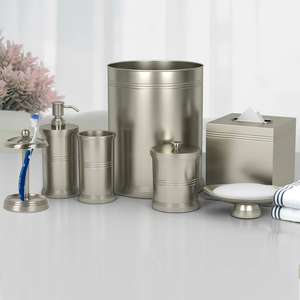 Juego de accesorios de baño de siete piezas de lujo moderno Accesorios de metal con acabado plateado de alta calidad - Product Image 1
