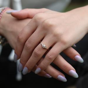 Bague de fiançailles en diamant Moissanite coupe ronde de 5mm en or | Baguette côté pierre bijoux de mariage de mariée - Product Image 5