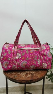 Sac de voyage en coton matelassé imprimé à la main, imprimé floral, ceinture longue détachable, durable, week-end, yoga, luxe, sport, fermeture éclair - Product Image 5