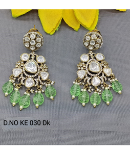 Accesorios de oreja colgantes de estilo indio intrincado con revestimiento de oro y detalles de piedra de diseñador para mujeres de la India - Product Image 3