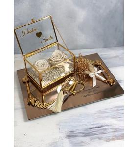 กล่องจัดระเบียบแก้วที่ได้รับการออกแบบอย่างพิถีพิถันนี้โดดเด่นด้วยรูปทรงสี่เหลี่ยมผืนผ้าสีทองอันงดงาม - Product Image 1