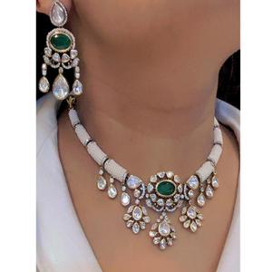 Preciosa calidad premium Tyaani Kundan Moissanite CZ diseñador collar conjunto con pendiente para niñas y mujeres para ropa de fiesta - Product Image 1
