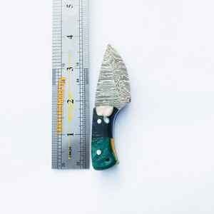 Cuchillo desollador de acero de Damasco personalizado, hoja fija, mango de caza y Camping, resina de diferentes colores con cubierta de cuero - Product Image 5