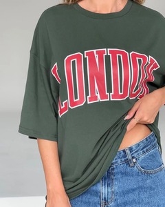เสื้อยืดกราฟิกโอเวอร์ไซส์สำหรับผู้หญิงสไตล์ลอนดอนออกแบบได้ตามต้องการคุณภาพระดับพรีเมียมเหมาะสำหรับทุกโอกาส - Product Image 3
