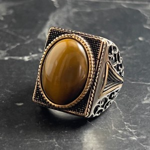 Anillo de Plata de Ley 925 Auténtica para Hombre con Piedra de Ojo de Tigre Marrón Natural Bordada con un Diseño Especial - Product Image 3