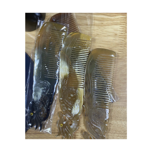 Peigne en corne de buffle avec vernis lisse, artisanat traditionnel fait à la main pour des cheveux sains, logo personnalisé disponible pour la vente en gros - Product Image 3