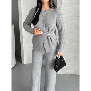 Ensemble de tricots pour femmes avec détails boutonnés 1565 - Tenue de pull confortable et élégante - Product Image 1