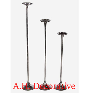 Portavelas con acabado plateado brillante de aluminio Pilar en forma de estrella Base Diseño único Portavelas decorativo de Navidad hecho a mano - Product Image 2