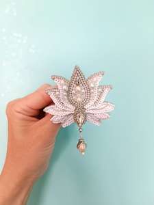 Broches perlées Broche de designer faite à la main. Accessoires de haute qualité. Broche design unique. Baby shower meilleur cadeau. - Product Image 5