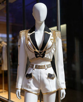 Costume de scène K-pop pour groupe féminin, veste courte et short ornés de couleurs blanc et or, en polyester, costumes East Costumes