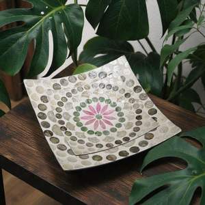 Assiettes de service décoratives en nacre pour la mise en scène de la table à manger et l'animation raffinée à domicile - Product Image 1