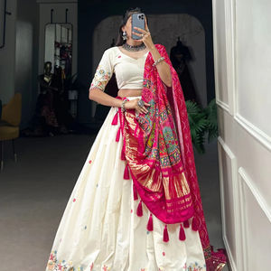 Belleza de seda hasta el suelo A-Line Lehenga con lentejuelas y Bordado de hilo Lagadi Patta Dupatta vestido de colección de boda impreso - Product Image 5