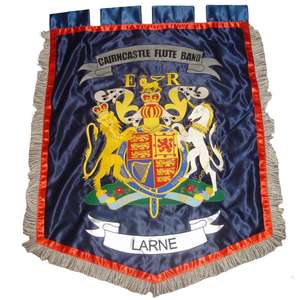 Ceci est une bannière cérémonielle pour la fanfare des « Défenseurs de la Couronne » de Mossley, qui est liée à l'loyalisme d'Ulster. - Product Image 5