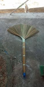Balai à herbe écologique et durable à long manche avec couleur personnalisée, origine Vietnam, décoration de mariage, manche court en bambou, en gros - Product Image 2