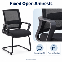 Chaise de bureau visiteur en maille noire avec siège rembourré, accoudoirs fixes à boucle et base cantilever pour salles de réunion et de réception