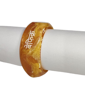 Bracelet tendance en résine imprimée avec inscription personnalisée en écriture hindi, slogan « Befikra », bracelet en acrylique marbré orange, bijoux à la mode avec typographie tendance - Product Image 5