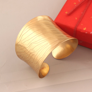 Bracelet large en laiton martelé plaqué or fait à la main pour la décoration de mariage et les cadeaux - Product Image 2