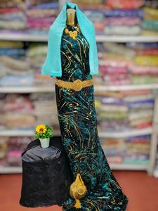 Soldes d'hiver : Tendance – Robe Maqbal Dirac en velours somalien tissé sergé, jacquard, motif feuilles violettes vibrantes, base noire, pour mariage - Product Image 2