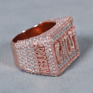 Elegante Anillo Hip Hop de Oro Rosa de 14 Kt Totalmente Tachonado con Diamantes Redondos y Corte Baguette para Hombre en Claridad Vvs - Product Image 2