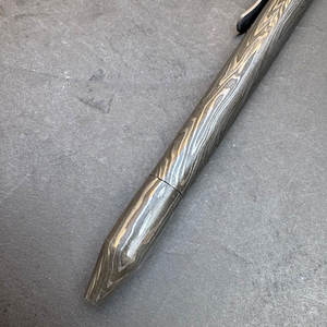 Stylo à bille en acier de Damas, stylo en métal artisanal avec motif ondulé naturel, instrument d'écriture de luxe à collectionner pour le bureau - Product Image 2