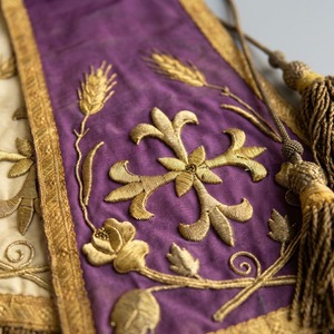 Étole d'évêque personnalisée brodée, violette et or, avec franges et motifs floraux, scapulaire, vêtement religieux - Product Image 2