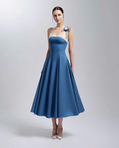 Elegante vestido azul acampanado con detalle de flores al hombro personalizable OEM/ODM hecho en Vietnam - Product Image 1