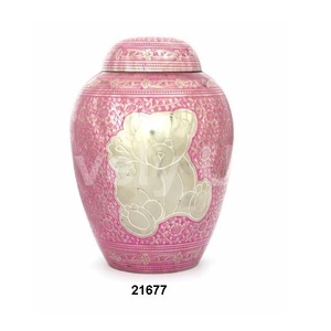 Ourson en métal gravé Urne de crémation en laiton rose pour bébé sac en velours gratuit pour cendres humaines - Product Image 1