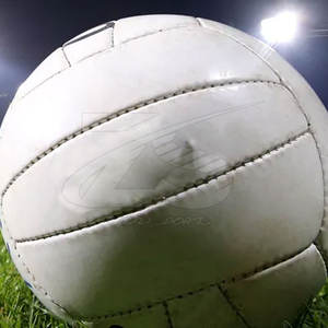 Football gaélique durable de taille officielle personnalisable avec des couleurs et un logo personnalisés pour les sports de plage par le fabricant - Product Image 3