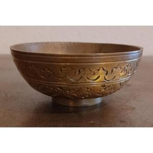 Bol de service en laiton ancien au look antique pour les événements et les banquets sur le thème historique avec un bol de service au design complexe - Product Image 1