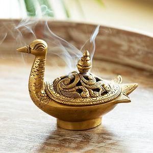 Brûleur d'encens en laiton vintage avec un travail de sculpture détaillé adapté aux événements spirituels et aux occasions festives religieuses - Product Image 1
