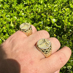 แหวนไม้กางเขนทางศาสนาของผู้ชายชุบทองด้วยหินใสปูด้วยการออกแบบสายที่ประณีตเครื่องประดับอันโดดเด่นสำหรับความเชื่อและสไตล์ - Product Image 6