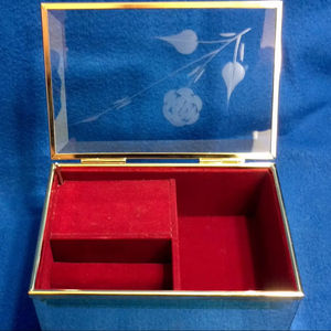 Boîtes à bagues en verre de forme carrée robuste avec finition dorée, parfaites pour ranger les bagues, les colliers et les accessoires fins - Product Image 1