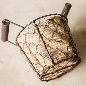 Panier en fer robuste avec une base et des côtés renforcés pour ranger en toute sécurité des articles ménagers volumineux comme des outils ou de l'équipement - Product Image 3