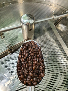 กาแฟโรบัสต้าเมล็ดเต็มคั่วเข้ม รสขม มีคาเฟอีน บรรจุในภาชนะสุญญากาศ เมล็ดกาแฟคั่ว - Product Image 2