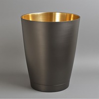 Poubelle en laiton de qualité supérieure avec une finition noire riche conçue pour des intérieurs de vie élégants et une amélioration de style fonctionnel.