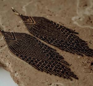 ต่างหูพู่ประดับลูกปัดทำมือ สีแมท คาเมล ชาร์โคล และ โกลด์ - Product Image 1