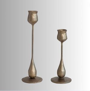 Portavelas de metal de inspiración antigua de primera calidad con detalles intrincados, ideal para crear centros de mesa de boda atemporales - Product Image 4