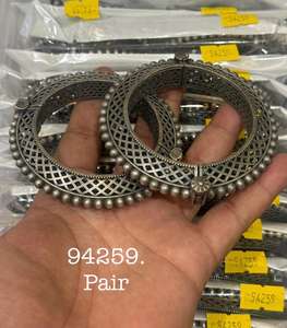 Brazalete Kada oxidado de diseñador para trajes étnicos de mujer - Product Image 1