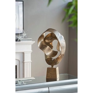 Impresionante pieza decorativa de metal dorado, adorno de mesa de moda perfecto para salas de estar contemporáneas con estilo - Product Image 1