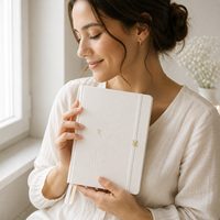Carnet de Prières LABON en Cuir Végétalien Blanc Porcelaine avec Breloque Colombe Dorée, Couverture Rigide, Cadeau Idéal pour la Réflexion et la Prière