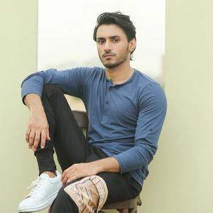 T-shirt de sport pour homme, haut d'entraînement actif pour la salle de sport, en polyester extensible de qualité supérieure, avec logo personnalisé - Product Image 4