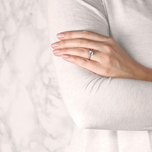 Bague de fiançailles solitaire en diamant taillé rond pour femme - Product Image 4