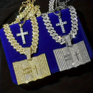 Collar con Colgante de Cadena Cubana Estilo Hiphop Urbano para Hombre, Diseño Completamente Cubierto de Moissanita, Chapado en Oro, Colgante de Tarjeta de Crédito Moderno - Product Image 1