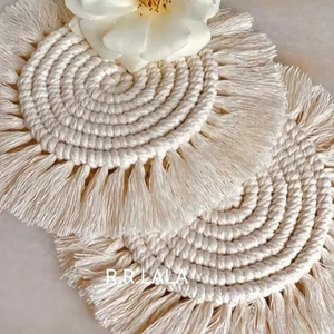 Posavasos de macramé de cordón de algodón suave de fabricante OEM con borde trenzado y forma redonda adecuado para picnic a la hora del té - Product Image 1
