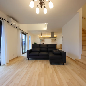 Suelo de Madera Maciza de Pino Indonesio Rentable, Superficie Ecológica con Textura Suave - Product Image 3