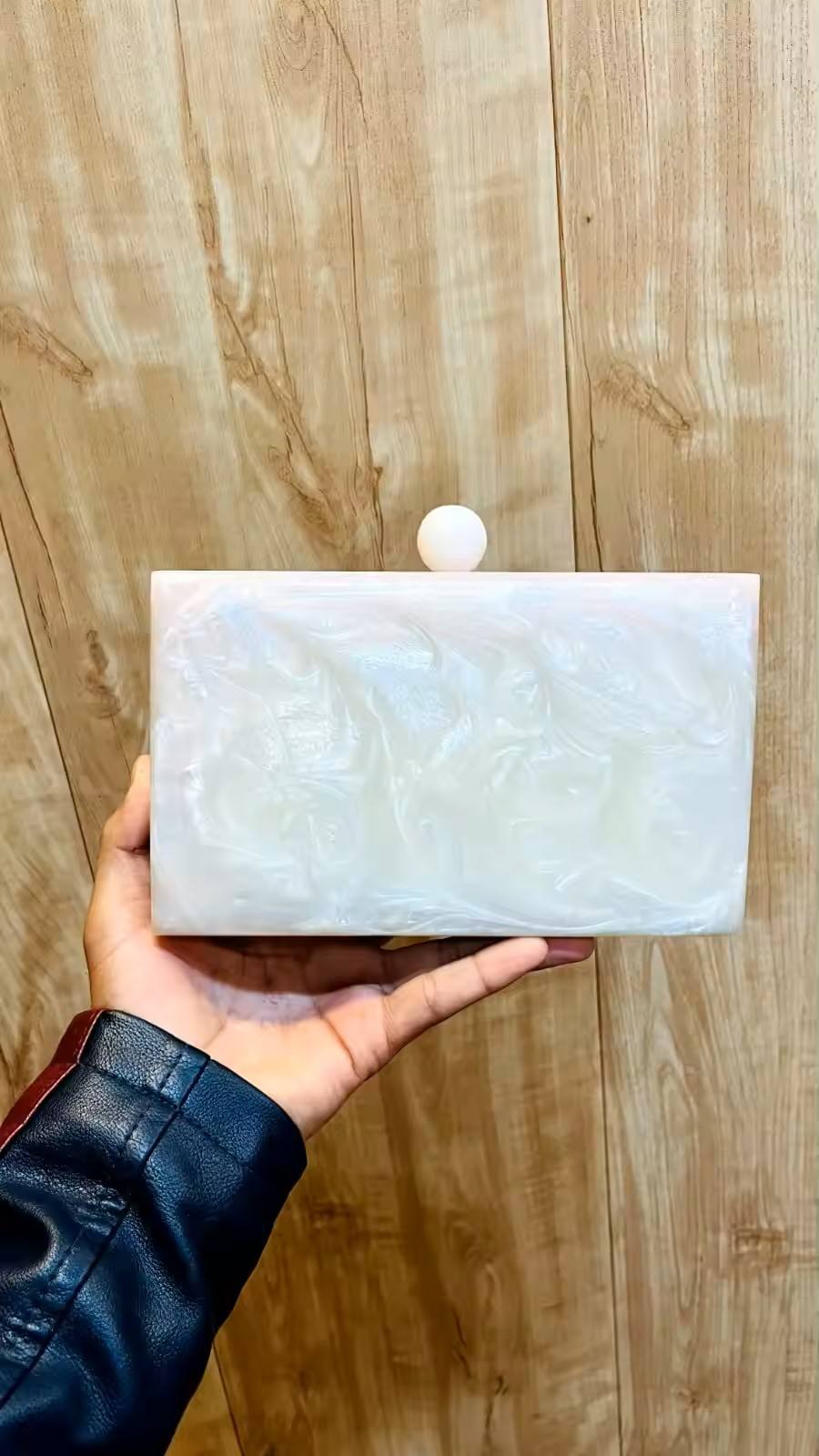 สีขาวอบอุ่น